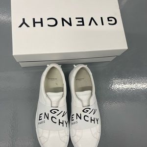 Great Condition - Givenchy - Size 8 - Comes in Box